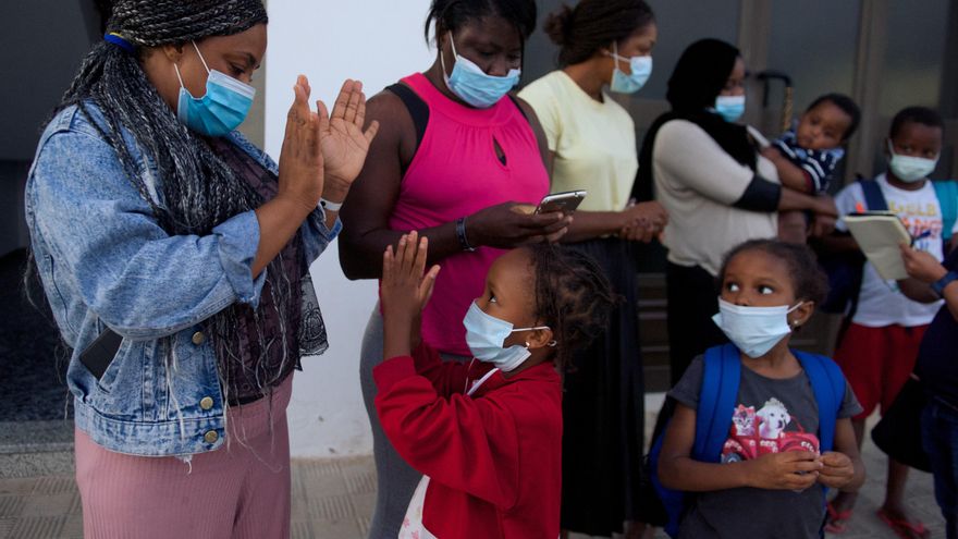 Imagen de archivo de la reunificación de madres e hijos llegados en patera a Canarias después de pasar meses separados por orden de la Fiscalía de Las Palmas 