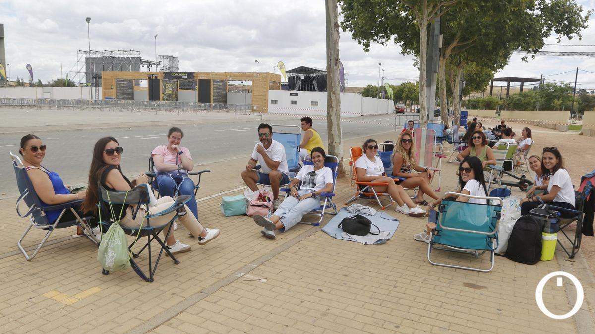 Seguidores de Manuel Carrasco, haciendo cola para el concierto de esta noche