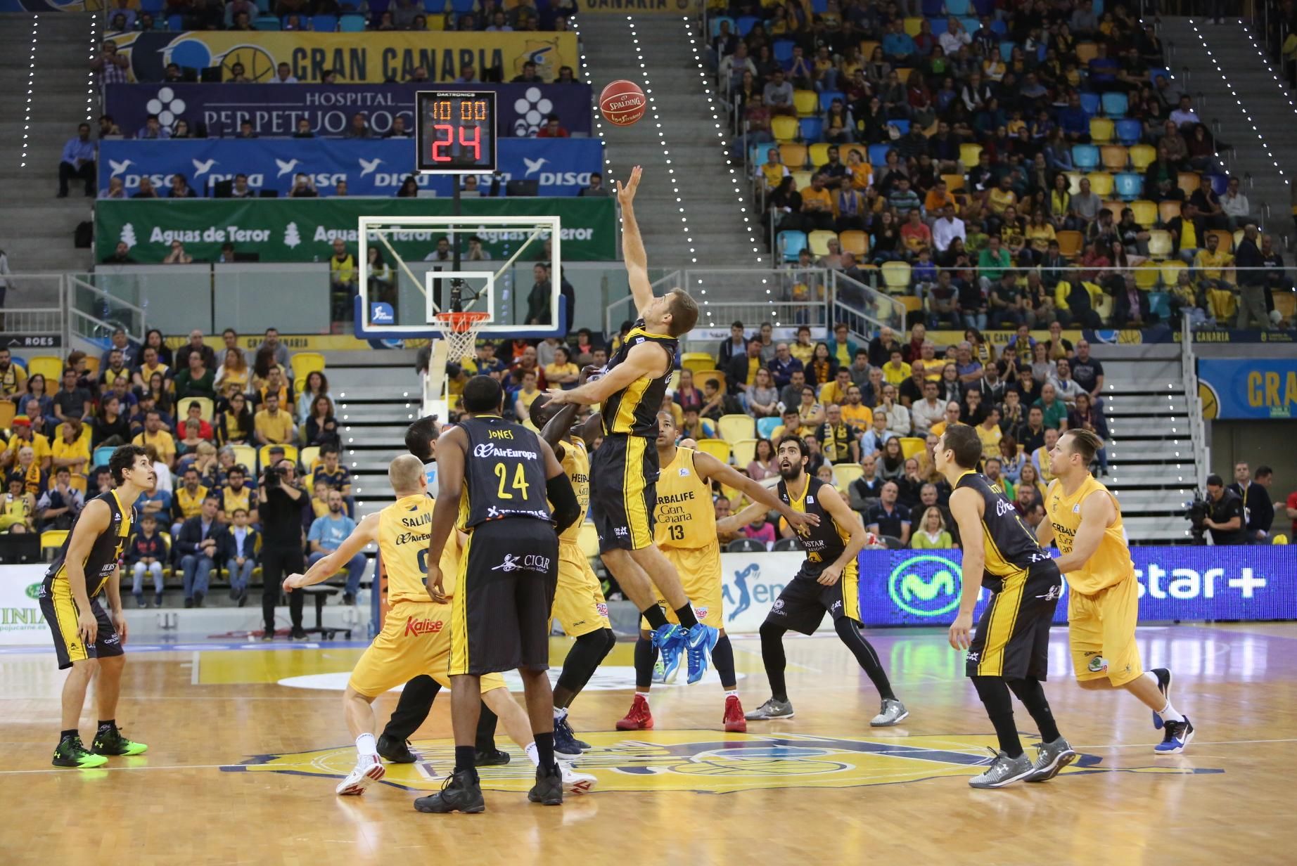 Partido entre el Herbalife Gran Canaria e Iberostar Tenerife en el Gran Canaria Arena. (Alejandro Ramos).