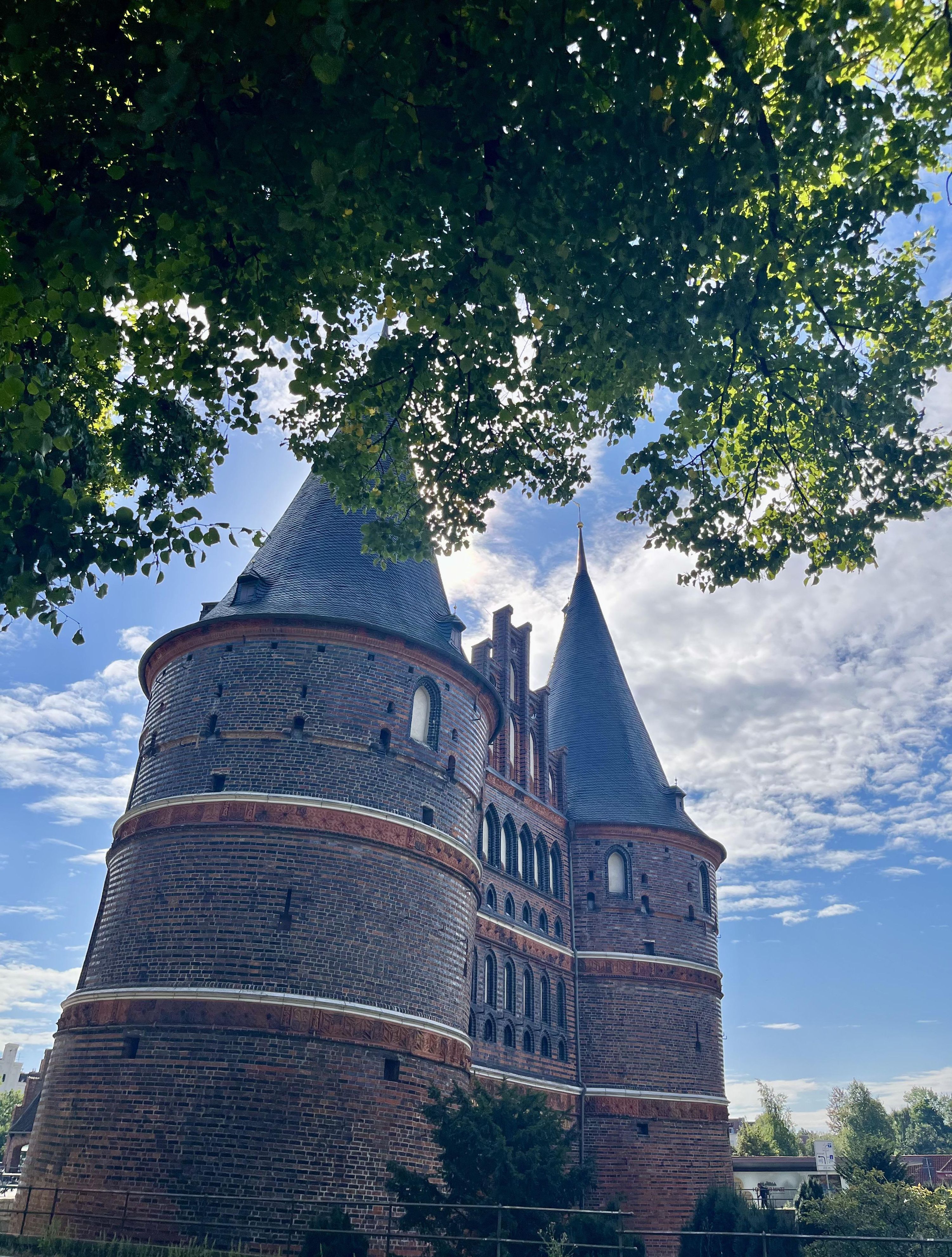 Holstentor, una de las puertas de la antigua muralla de Lübeck y que da la bienvenida a los visitantes.