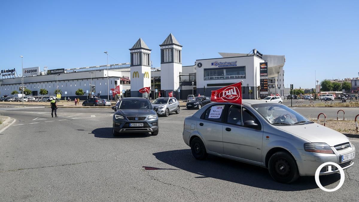 Caravana de vehículos para mostrar su disconformidad con la apertura de comercios en domingos y festivos