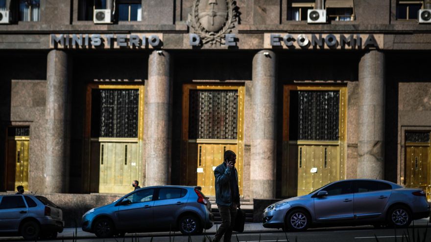 Una persona camina frente al Ministerio de Economía en Buenos Aires (Argentina). EFE/Juan Ignacio Roncoroni/Archivo