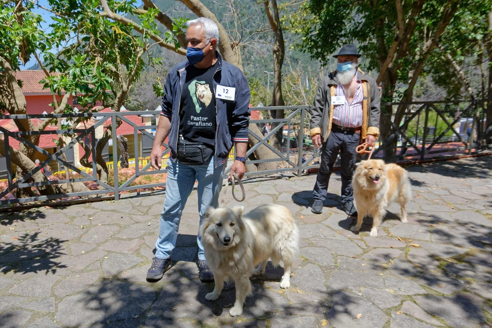 Carlos Pedrianes, en primer término, con un perro pastor garafiano.