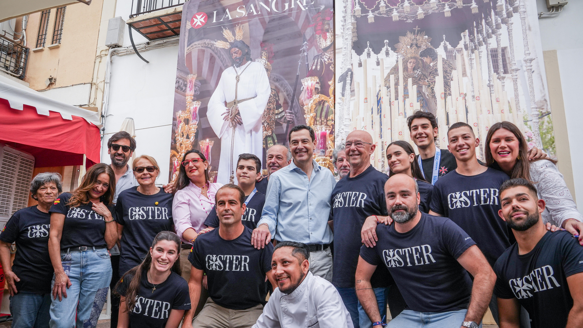 Juanma Moreno visita las Cruces de Mayo