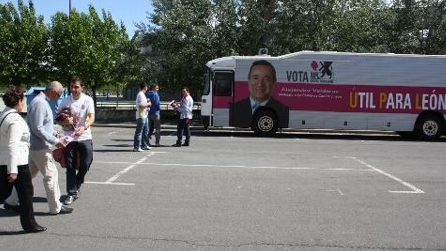 Entrega de banderas de León de la UPL