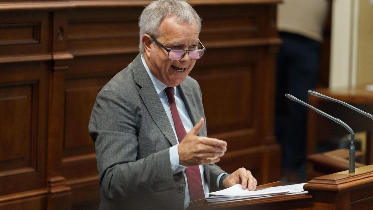 El portavoz del grupo Socialista, Sebastián Franquis, interviene durante el debate / sobre el estado de la nacionalidad canaria que se celebra este martes en el Parlamento de Canarias. EFE/Ramón de la Rocha