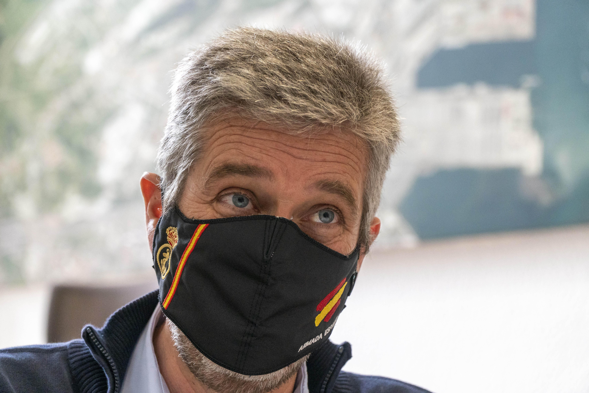 Ceruti luce una mascarilla de la Armada, de la que es reservista voluntario.