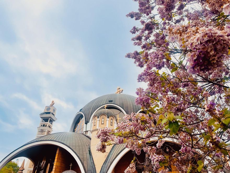 Arquitectura de altura. Los ecos del brutalismo yugoslavo también se dejan sentir en Skopie. En la imagen podemos ver las cúpulas de San Clemente de Ohrid, una iglesia del siglo XX que homenajea a la arquitectura bizantina.
