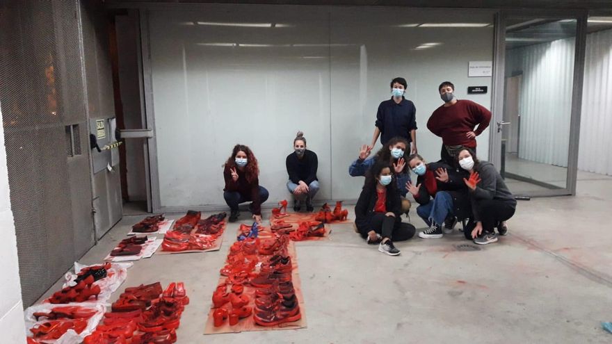 Pintando zapatos en la Flora Tristán