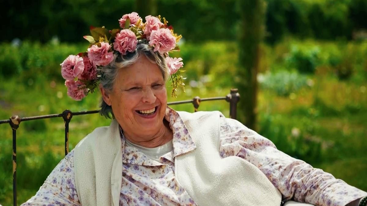 Lucía Dominguín se sincera sobre los Bosé en RTVE y cuenta a Mercedes Milá por qué pasó a ser "la loca de las flores"