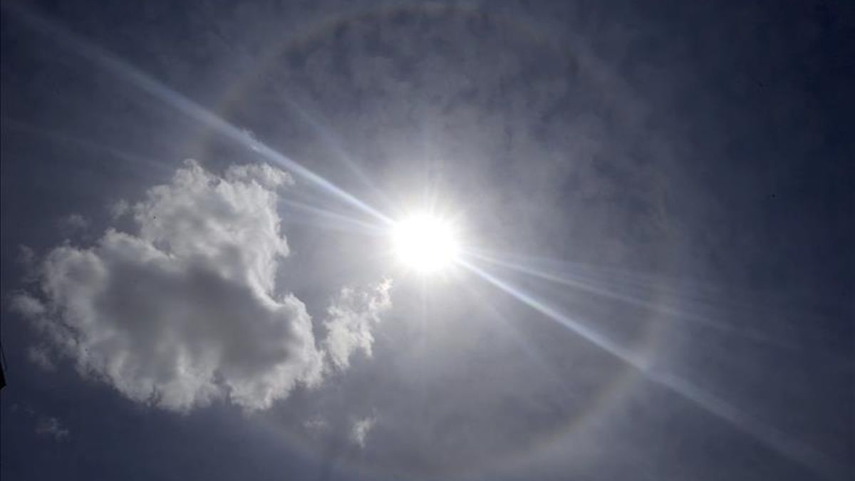 Un "halo solar" resplandece sobre el cielo de Madrid