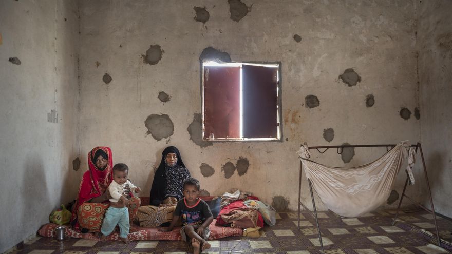 Asha junto a su cuñada y sus nietos en una pequeña casa de Gawala en Aden donde se refugian desde que huyeron de Taiz por la guerra en 2018. Yemen.
