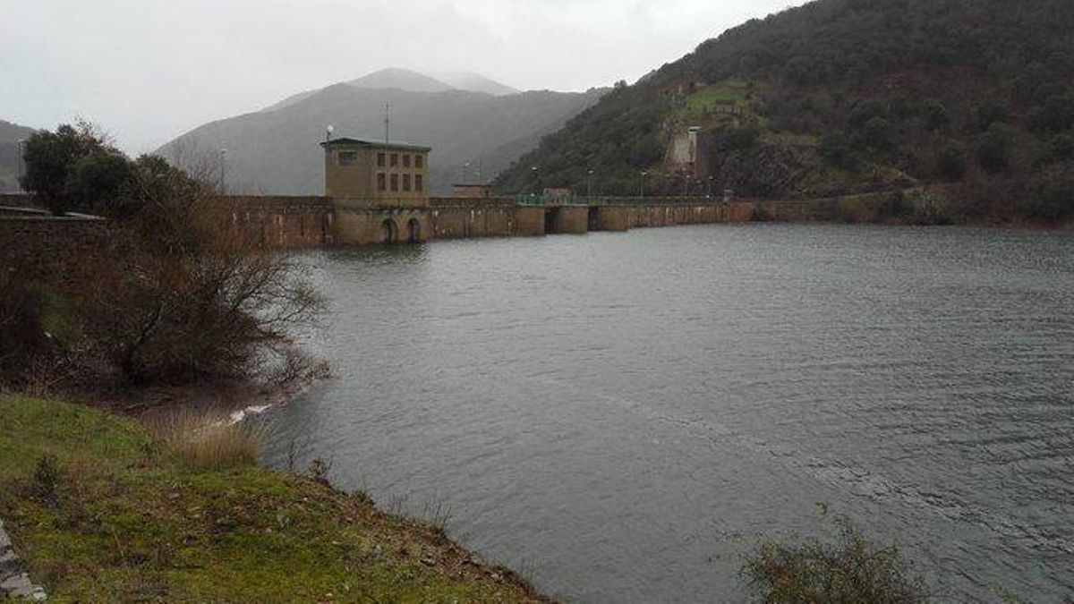 El Najerilla entra en aviso amarillo en Anguiano tras el aumento de los vertidos de la presa de Mansilla