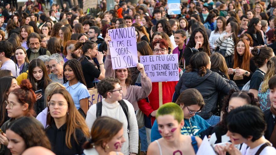 Mujeres con carteles protestan en Girona durante la manifestación convocada por 8M