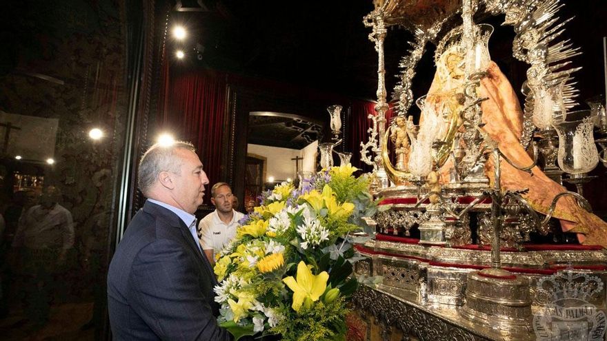 Miguel Ángel Ramírez y el capitán de la UD Las Palmas, Dani Castellano, depositando ramos de flores en el camarín de la Virgen del Pino.