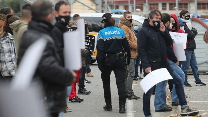 Concentración de los hosteleros del Bierzo frente a la delegación de la Junta en Ponferrada. / César Sánchez / ICAL