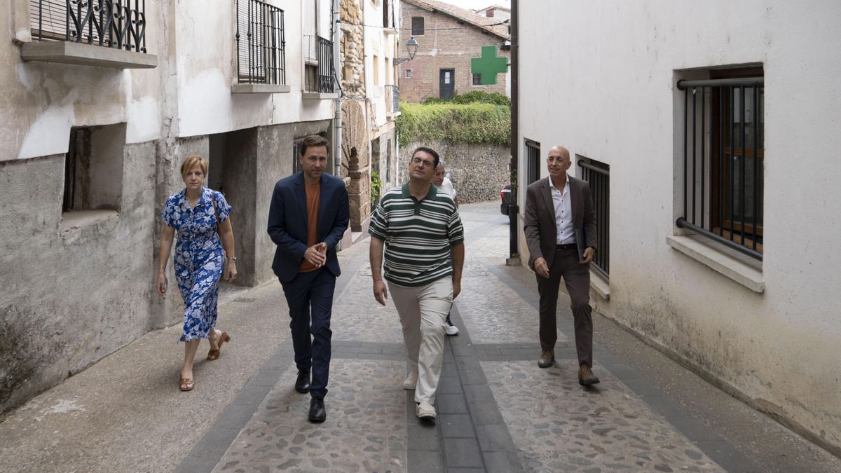 El consejero de Política Local, Infraestructuras y Lucha contra la Despoblación, Daniel Osés, y el alcalde de Torrecilla en Cameros, Sergio Martínez, suscriben un convenio de financiación 