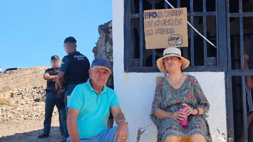 La propietario de la vivienda, Pascuala Roger Pérez, de 80 años, y su hermano, Lorenzo Roger Pérez, de 90 años. Detrás de ellos puede verse a dos agentes de la Guardia Civil