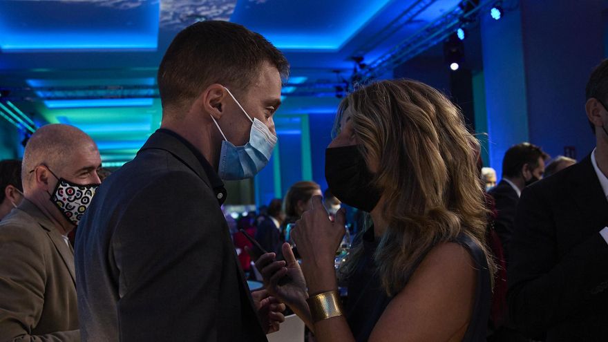 El líder de Más País, Íñigo Errejón (i) habla con la ministra de Trabajo, Yolanda Díaz, durante el acto de presentación del nuevo diario 'El Periódico de España' en el Hotel Riu Plaza de España, a 11 de octubre de 2021, en Madrid, (España).