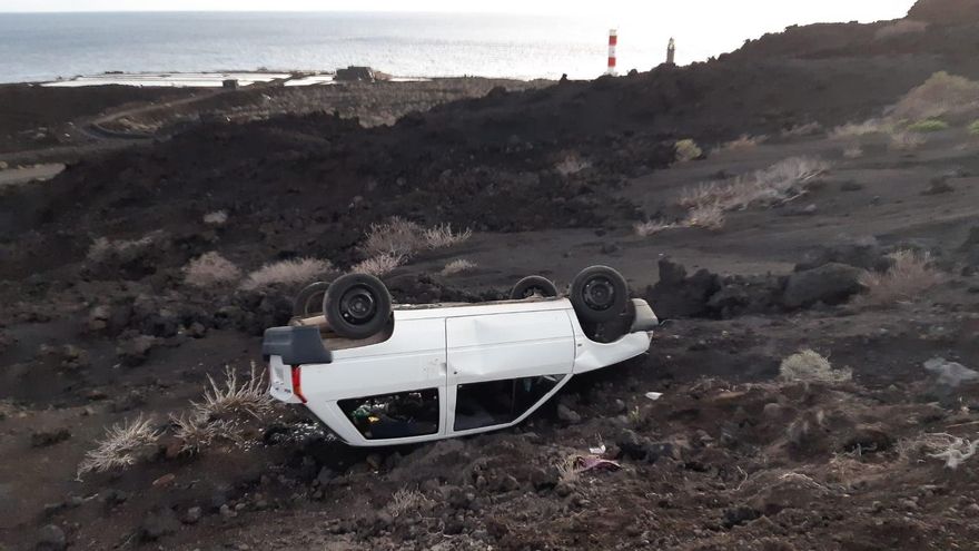 Un coche accidentado permanece en zona protegida de Fuencaliente desde hace semanas