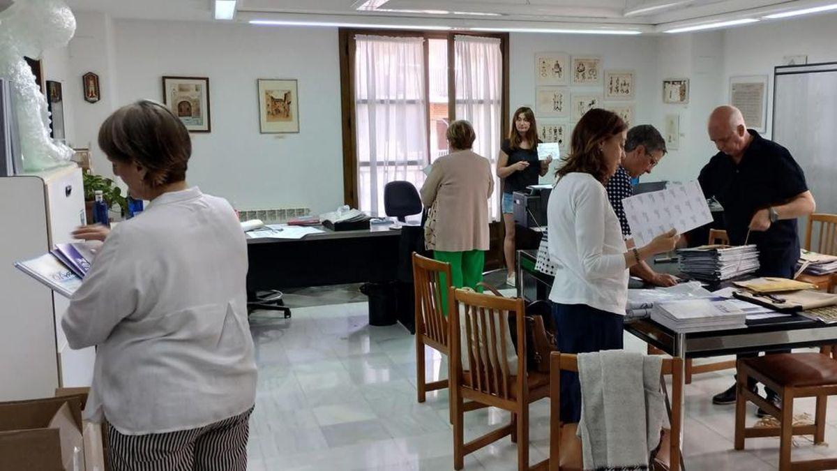 Miembros de la asociación trabajando en la biblioteca, ordenando documentos y haciendo los envíos que pide gente de libros y de información