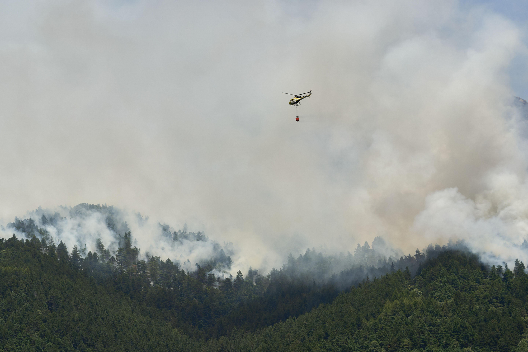 Un helicóptero participa en las labores de extinción del incendio de Galarreta