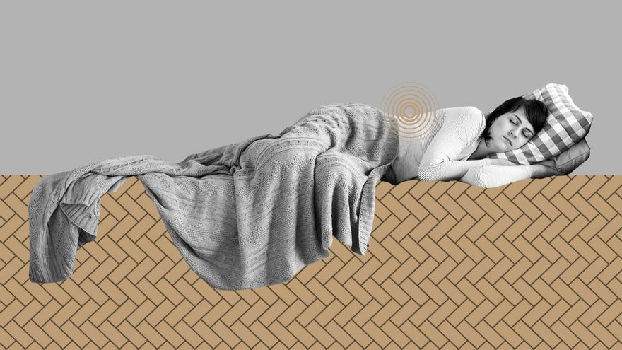 ¿Es efectivo dormir y sentarse en el suelo para aliviar el dolor de espalda?