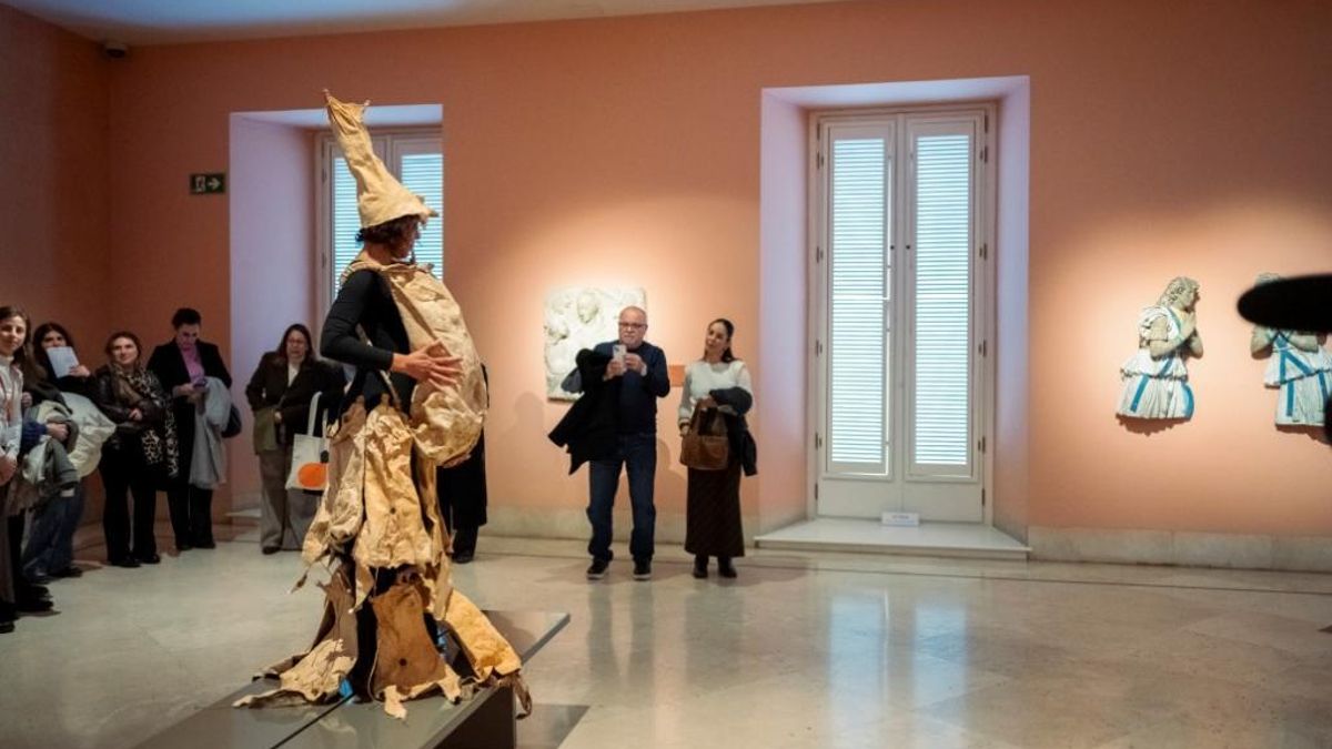 La artista M. Nieves Cáceres escenifica en el Museo Thyssen su performance sobre la identidad canaria ‘Dejar caer’