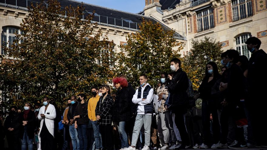 El profesor Paty fue asesinado "por enseñar valores", recuerdan los alumnos