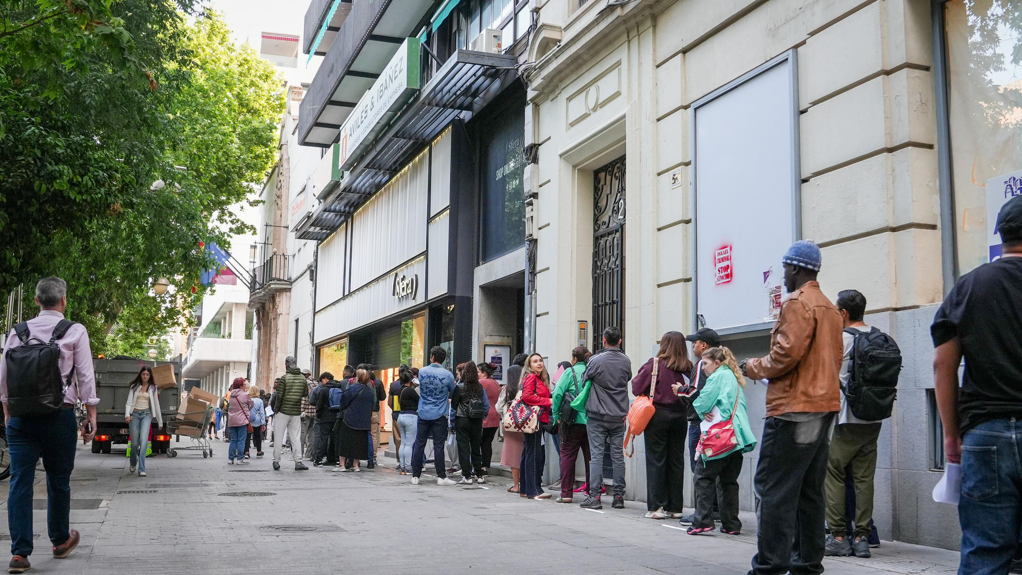 Largas colas de personas migrantes durante la atención presencial para su regularización