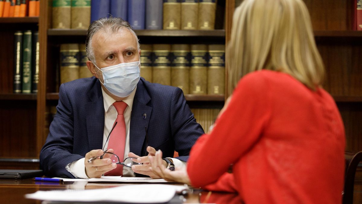 El presidente del Gobierno de Canarias, Ángel Víctor Torres, junto con la presidenta del PP en Canarias, Australia Navarro