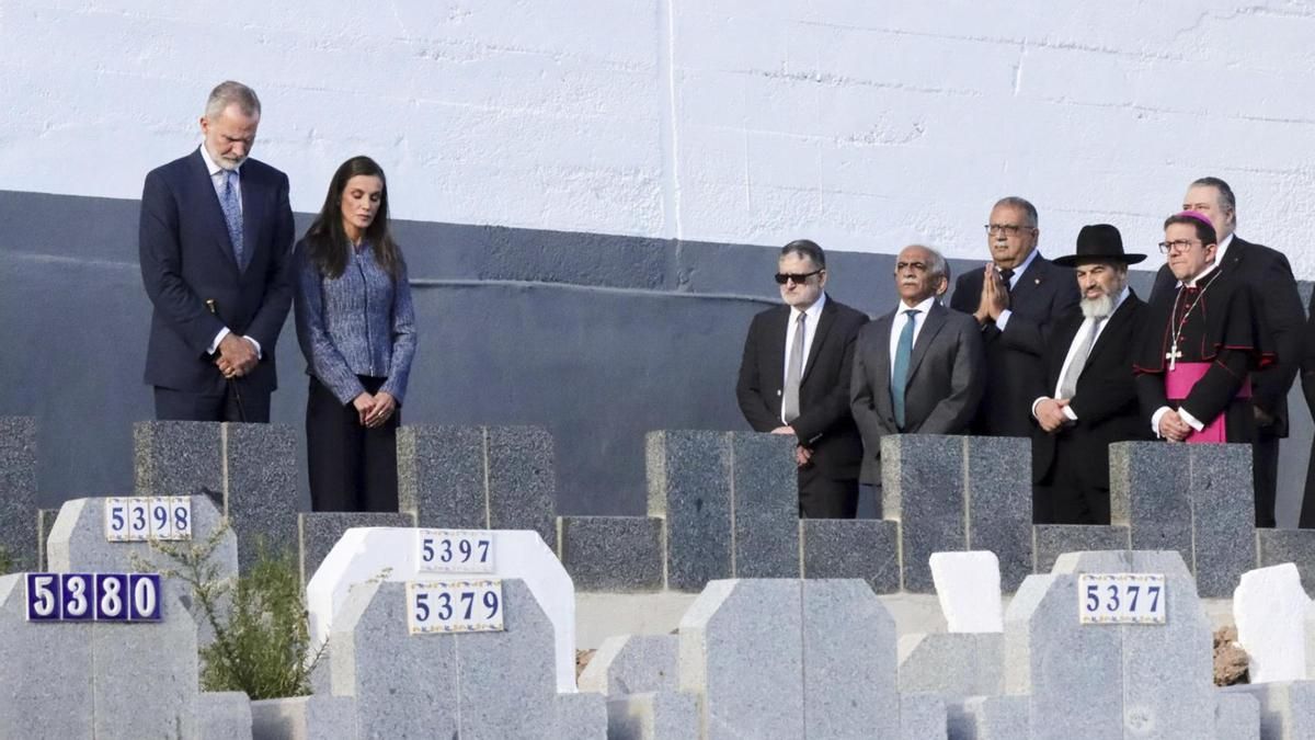 Los reyes Felipe VI y Letizia visitan el cementerio musulmán de Sidi Embarek el 13 de octubre de 2026 para participar en un acto ecuménico de recuerdo a las decenas de personas que murieron en el mar en julio