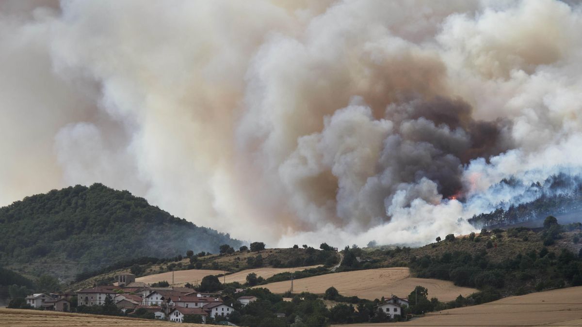 Estabilizado el incendio de Ezcabarte, en Navarra, y las labores se centran en actuar sobre unos 10 puntos calientes