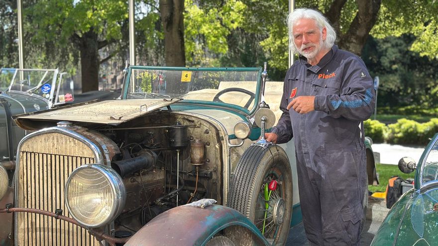 Pieck van Hoven junto a su coche en Pamplona
