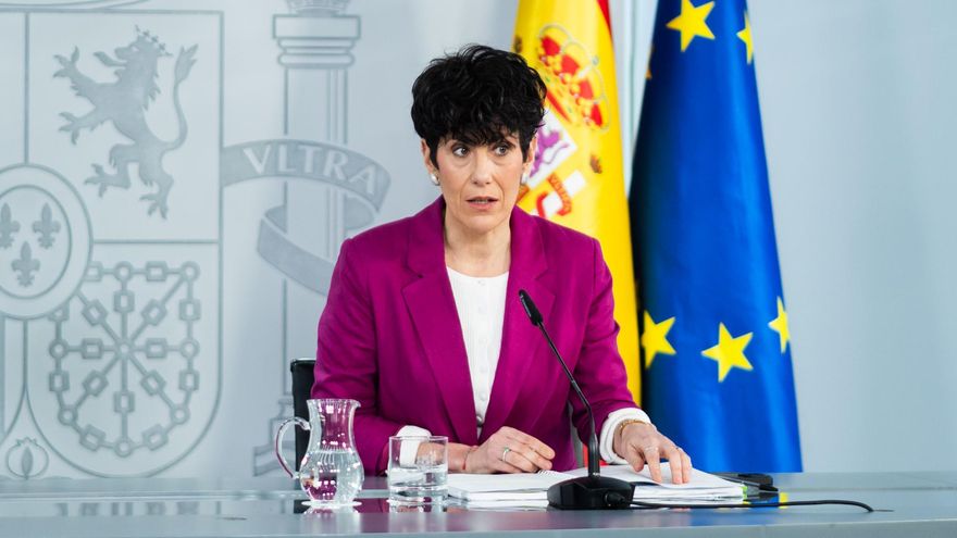 La ministra de Inclusión, Seguridad Social y Migraciones, Elma Saiz, durante una rueda de prensa posterior al Consejo de Ministros, en el Palacio de La Moncloa, a 31 de marzo de 2026, en Madrid (España). El Consejo de Ministros ha aprobado el indulto para