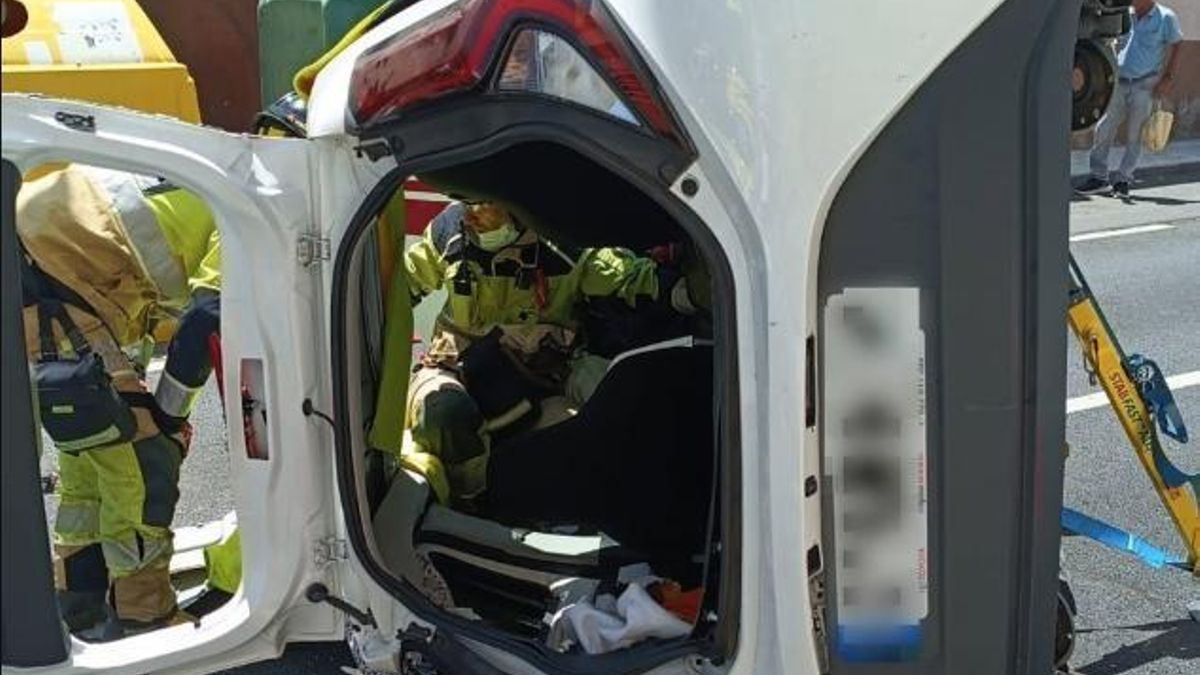 Heridas dos mujeres tras un accidente en Granadilla con tres vehículos implicados, uno de ellos volcó