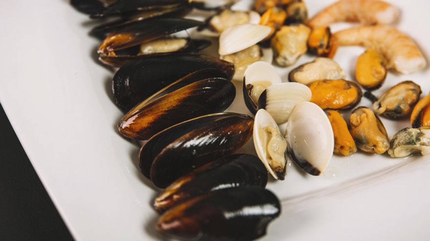 La regla de oro para limpiar almejas y mejillones frescos antes de cocinarlos para evitar intoxicaciones