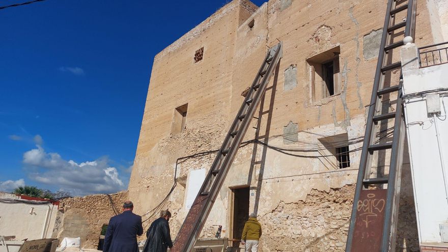 Exterior de las excavaciones en el castillo de Isso (Albacete)