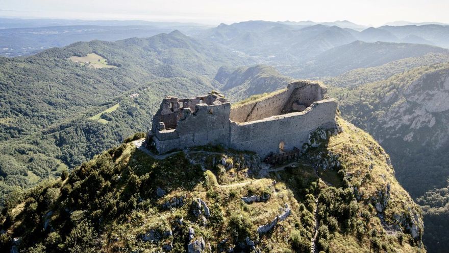 Construido a más de mil metros de altura, este castillo alberga innumerables leyendas, incluida la de que pudo ser un templo solar