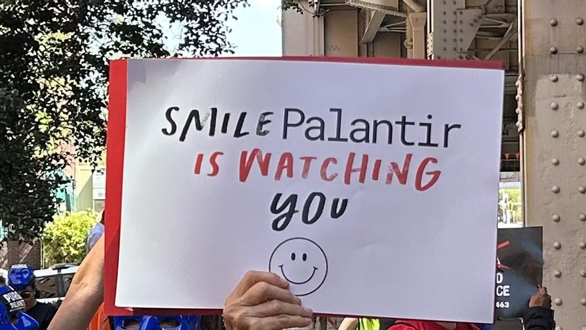 Una persona sostiene un cartel en una manifestación contra la empresa tecnológica Palantir este 1 de abril de 2026, en Washington (Estados Unidos). EFE/Leonor Trinidad