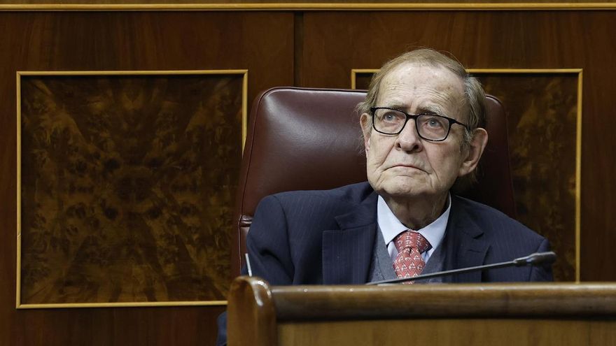 Ramón Tamames en el escaño de Santiago Abascal en el debate de la moción de cesura de Vox contra el Gobierno.