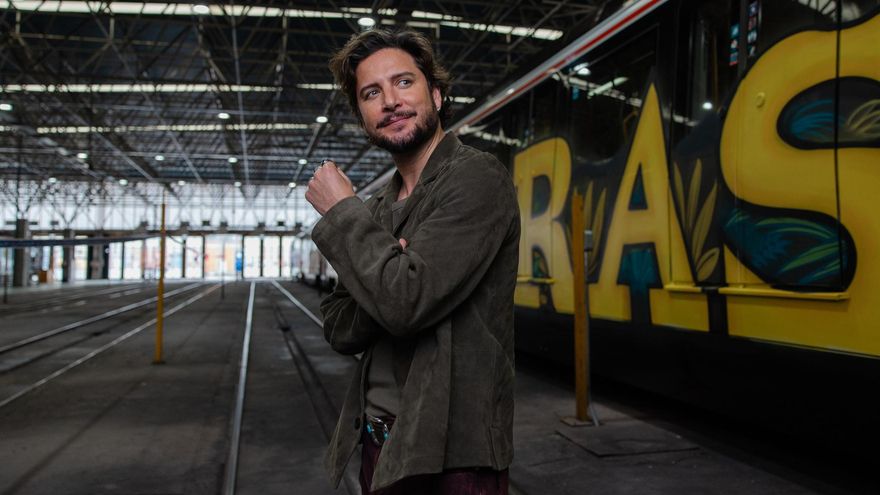 Manuel Carrasco improvisa un recital en una plaza de Sevilla antes del comienzo de su gira