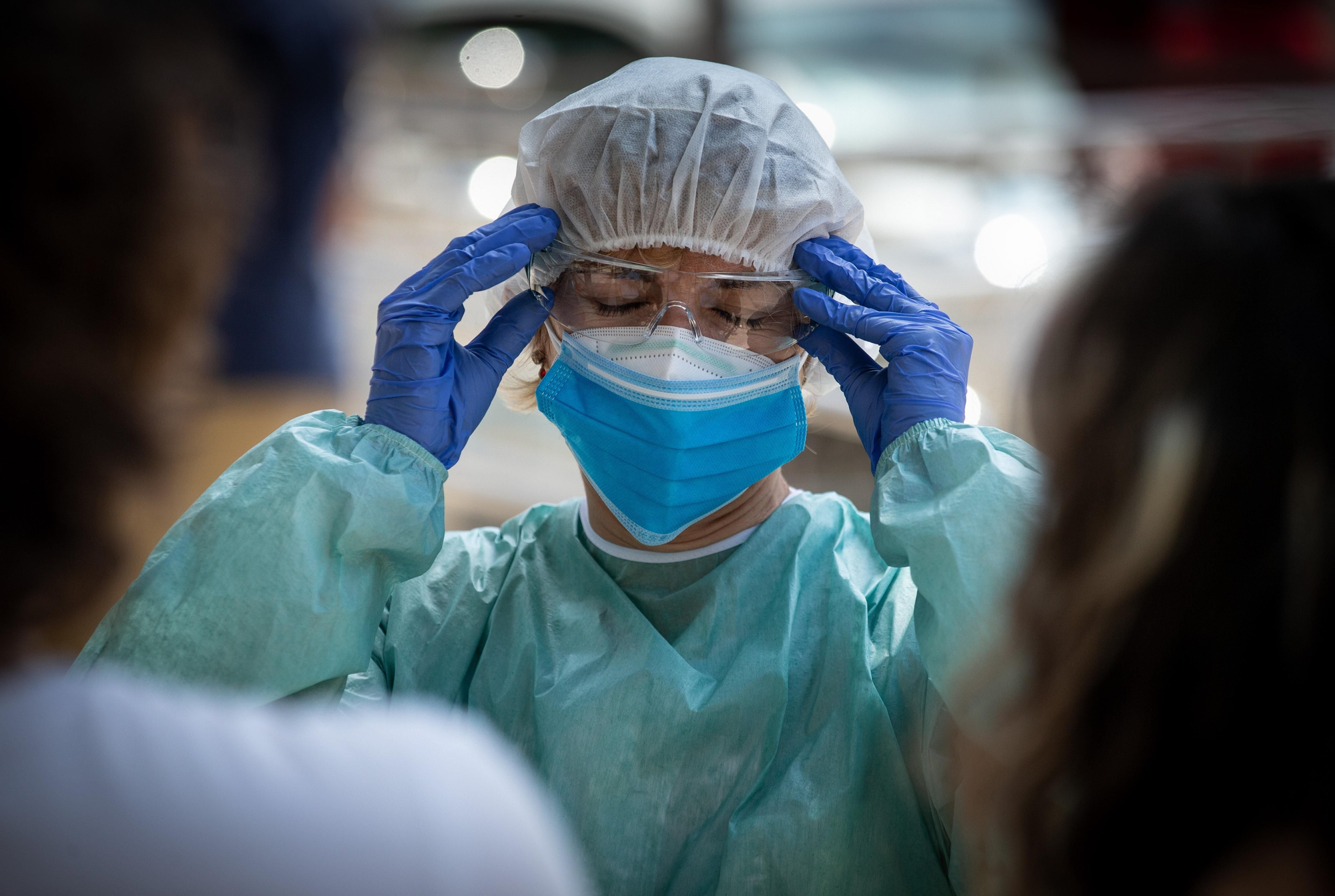 Una sanitaria preparada para acceder a una carpa donde se hacen pruebas PCR.