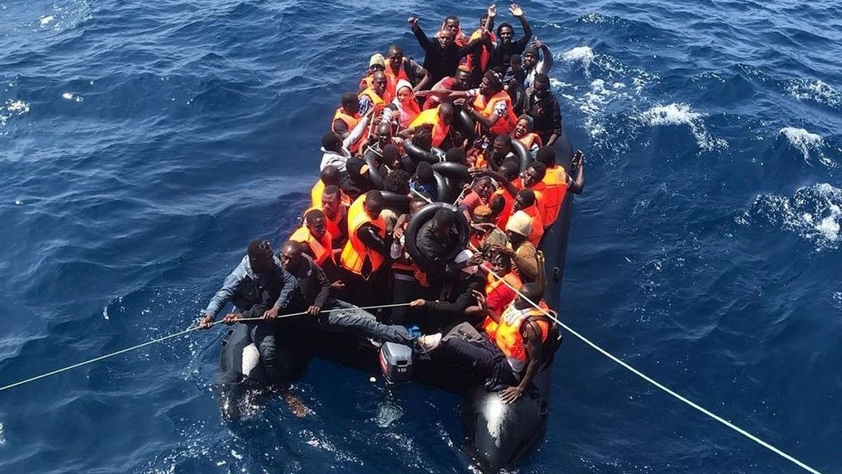 Trasladan a Algeciras a 46 personas rescatadas una patera neumática