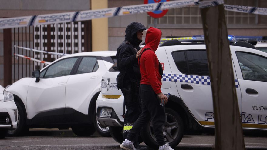 Familiares de víctimas de la colisión entre los trenes del pasado domingo en Adamuz, en el centro cívico Poniente Sur de Córdoba, este miércoles.