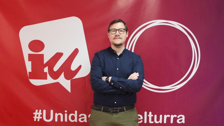 El coordinador de IU Castilla-La Mancha: "La política de Page, como la de Ayuso, es hacer oposición al Gobierno de España"