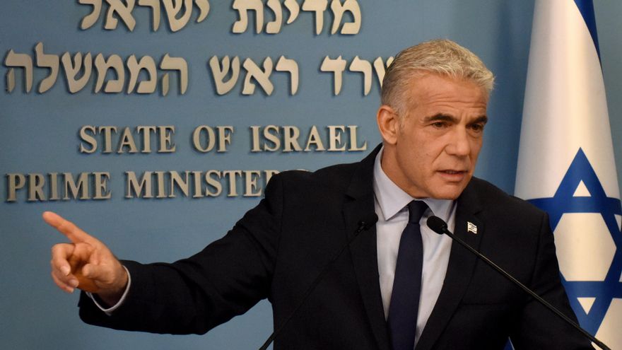 El primer ministro israelí, Yair Lapid, habla este miércoles sobre Irán ante la prensa extranjera en la oficina del primer ministro en Jerusalén. EFE/EPA/DEBBIE HILL/POOL