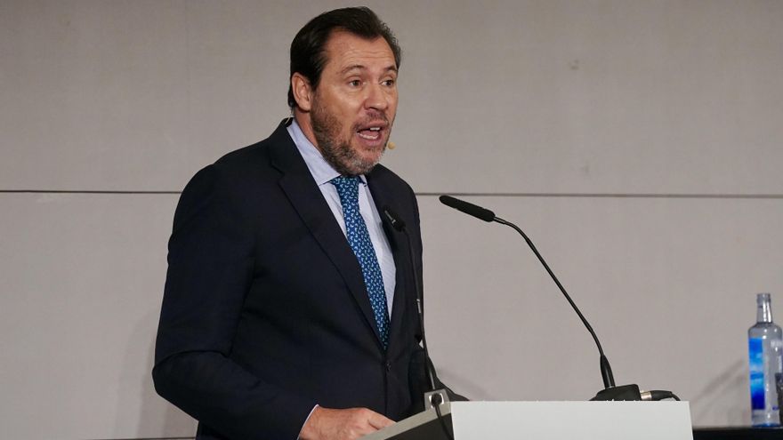 El ministro de Transportes y Movilidad Sostenible, Óscar Puente, participa en un encuentro-coloquio en Málaga.