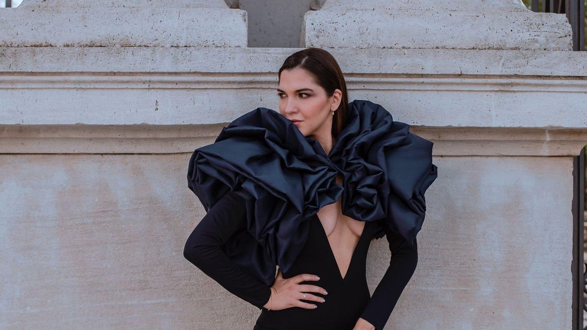 Modelo con un vestido diseñado por José Perea