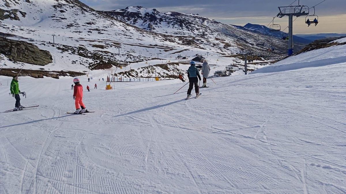 Alto Campoo abre este sábado con 15 pistas, 8 remontes y 14,57 kilómetros esquiables
